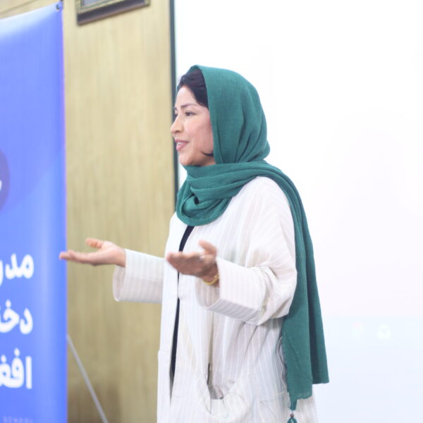 بانوی سخن افغانستان بتول ناصری